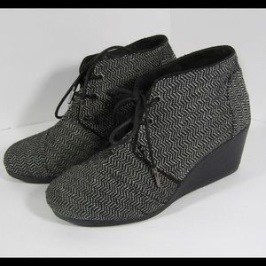 TOMS- desert wedge sz 8